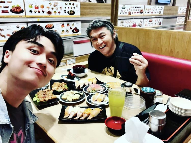 Willy Dozan Kompak Makan Sushi dan Shabu-shabu Bareng Leon Dozan