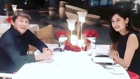 Merayakan Valentine bersama sang istri, Willy Dozan pilih santap di restoran. Terlihat meja makannya dihiasi mawar merah yang memberi kesan romantis. Foto: Instagram willydozan777