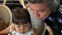 Ulang tahun Willy Dozan dirayakan oleh orang-orang terdekat di restoran. Ia mendapat kejutan lava cake bertuliskan Happy Birthday. Foto: Instagram willydozan777