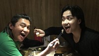 Willy Dozan sering makan bersama putranya. Selain sushi, mereka juga pernah makan shabu-shabu bersama. Foto: Instagram willydozan777
