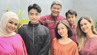 Aktor 66 tahun ini memiliki dua anak dari pernikahannya dengan Betharia Sonata yang berakhir tahun 2002. Kini ia sudah memiliki keluarga baru. Foto: Instagram willydozan777