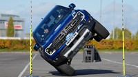 Swift mengendarai mobil pikap Ford saat menaklukkan celah sempit itu. 