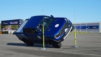 Paul Swift mencapai Rekor Dunia Guinness untuk Jarak paling sempit (44cm) yang dilalui dengan dua roda dalam sebuah pikap truk di Silverstone, Inggris, 9 November 2023.