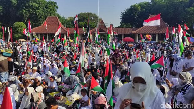 Aksi ribuan orang bela Palestiina di Alun-alun Sidoarjo