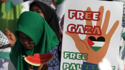 Aksi Damai Bela Palestina di Alun-alun Sidoarjo