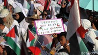 Dari pantauan detikJatim, ada sekitar 2 ribu orang didominasi kaum hawa, mereka rata-rata memakai pakaian serba putih dengan membawa Bendera Palestina.