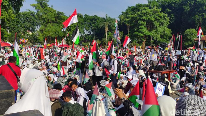 Aksi ribuan orang bela Palestina di Alun-alun Sidoarjo Aksi ribuan orang bela Palestina di Alun-alun Sidoarjo