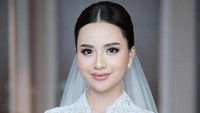 Pelantun lagu Tak Segampang Itu mengenakan gaun putih yang elegan. Riasannya cantik dan membuat Anggi Marito tampak segar dalam upacara pernikahannya. Foto: Instagram/anggimarito