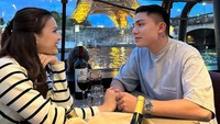 Pergi bersama ke Paris juga dilakukan pasangan yang baru sah sebagai suami istri ini. Keduanya makan malam romantis dengan pemandanga  menara Eiffel. Foto: Instagram/anggimarito