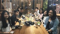 Menu makan berupa daging panggang atau Korean barbeque selalu dipilih untuk acara makan bersama. Meja panjang yang ditempati dipenuhi dengan makanan-makanan enak. Foto: Instagram/anggimarito