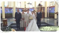 Pengantin foto bersama dengan orang tua masing-masing. Senyum bahagia terlihat dari Kenji dan Anggi Marito. Foto: dok. Channel Youtube Kenji & Anggi