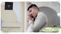 Mata Kenji Ganessha terlihat berkaca-kaca dan beberapa kali dia mengusap air matanya, usai mengucap janji setia pada pernikahannya dengan Anggi Marito. Foto: dok. Channel Youtube Kenji & Anggi