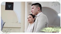 Penyanyi Anggi Marito dan Kenji Ganessha menggelar pemberkatan nikah di Gereja Santo Servatius, Bekasi, Jawa Barat, Sabtu (18/11/2023). Wajah Kenji Ganessha terlihat memerah. Foto: dok. Channel Youtube Kenji & Anggi