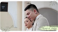 Kenji Ganessha tampak memakai kemeja putih dilengkapi dengan jas, vest, dan celana berwarna beige dilengkapi dengan dasi kupu-kupu. Anggi Marito memakai gaun berwarna putih dengan neckline rendah dan wedding veil berwarna putih. Foto: dok. Channel Youtube Kenji & Anggi