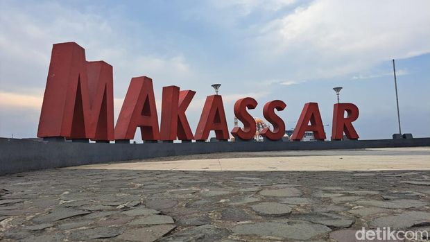 Anjungan Makassar di Pantai Losari