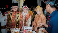 Dirjen Industri Kecil, Menengah dan Aneka Kemenperin Reni Yenita (kanan) bersama Gubernur Bengkulu Rohidin Mersyah (kiri) dan Ketua TP PKK Provinsi Bengkulu Derta Wahyulin (tengah) mengunjungi tenan IKM pada malam puncak Harvesting Bencoolen Fest 2023 di Kota Bengkulu, Bengkulu, Sabtu Malam (18/11/2023). Gerakan Nasional Bangga Buatan Indonesia (Gernas BBI) tersebut mengangkat tema Mela Belanjo kek Bejalan ke Bengkulu. 