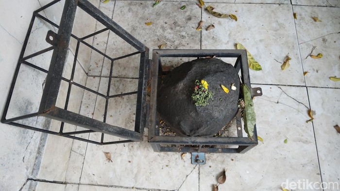 Batu Celek dan makam Datuk Pardun
