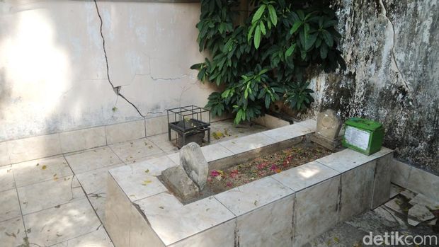 Batu Celek dan makam Datuk Pardun