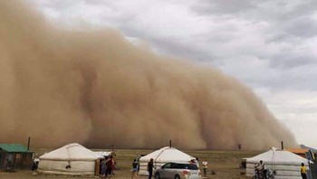 Badai pasir besar di Mongolia. Foto: Bored Panda