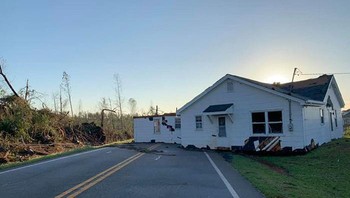 Tornado di Georgia, Amerika Serikat berhasil mengangkat rumah ini dari pondasinya dan menyeretnya sampai ke tengah jalan. Foto: Bored Panda