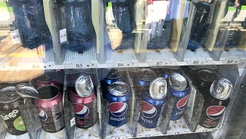 Gelombang panas di Inggris membuat kaleng soda di dalam vending machine meledak. Foto: Bored Panda