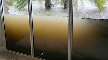 Efek Badai Ian di Florida, Amerika Serikat. Untung jendelanya kuat menahan banjir. Foto: Bored Panda