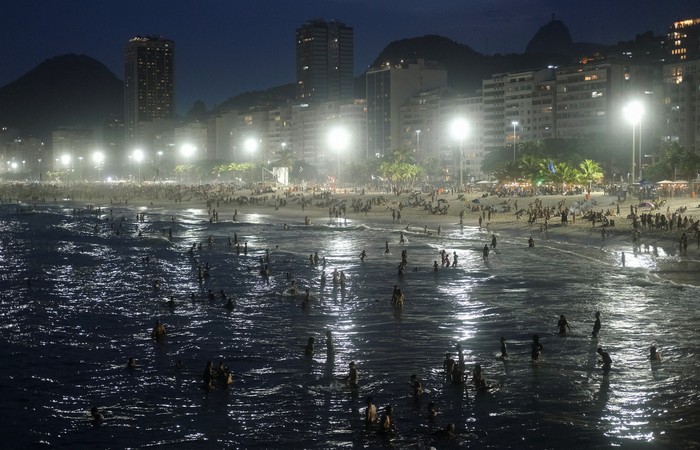 People gather in Leme beach amid a heatwave in Rio de Janeiro, Brazil November 18, 2023. REUTERS/Ricardo Moraes
