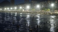 Bahkan pantai masih ramai hingga malam hari. Gelombang panas ini, yang keempat terjadi di Brasil tahun ini, diperparah oleh fenomena El Nino dan pemanasan global.