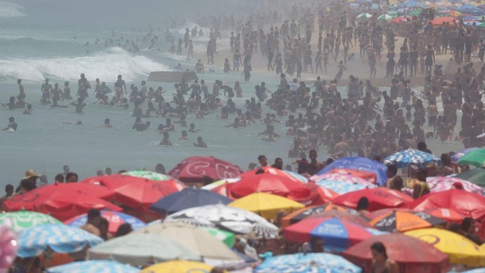 Brasil Dilanda Panas Ekstrem, Warga Serbu Pantai People gather on the Ipanema beach in Rio de Janeiro, Brazil, November 12, 2023. REUTERS/Ricardo Moraes