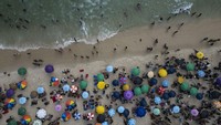 Kepadatan pengunjung pun terjadi di sejumlah pantai. Media lokal melaporkan suhu bisa meningkat hingga 13 derajat Celcius (55,4 Fahrenheit) di atas rata-rata musim ini. AP/Bruna Prado