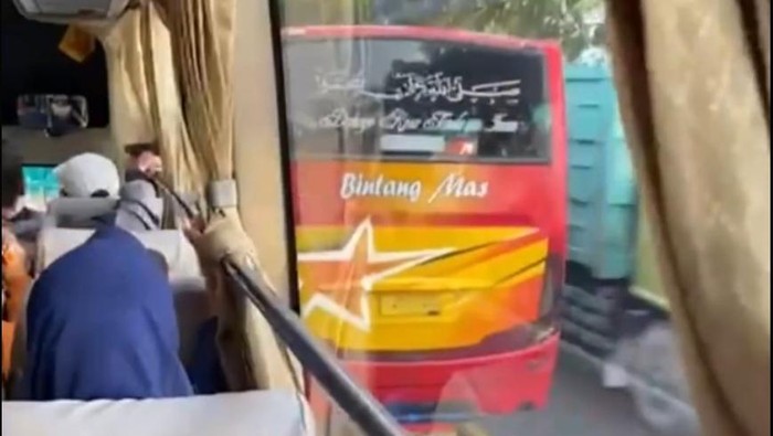 bus ugal ugalan hampir serempet bus lain di lamongan