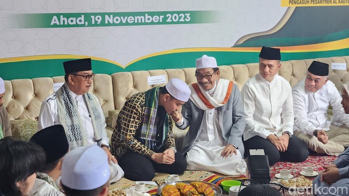 Cawapres Gibran Rakabuming saat menyambangi Ponpes Al Kautsar Al Akbar, Medan, Sumut. (Adrial/detikcom)