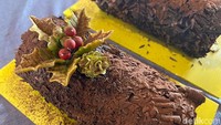 Yule log ala Chef Yongki ini dinamakan Christmas Log Cake. Kue yag diselimuti cokelat ini bisa menjadi suguhan Natal yang istimewa. Foto: detikFood/Yenny Mustika Sari