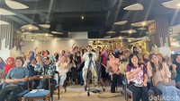 Pada sesi akhir acara ditutup dengan foto bersama chef Yongki Gunawan. Para peserta tampak puas mendapatkan ilmu dan beragam hadiah dari chef Yongki dan Sania. Foto: detikFood/Yenny Mustika Sari