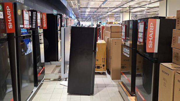 Deretan kulkas diskon dalam Transmart Full Day Sale di Transmart Kota Kasablanka, Jakarta, Minggu (19/11/2023). (CNBC Indonesia/Khoirul Anam)