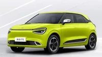 Secara desain, Dongfeng Nammi 01 EV memiliki bentuk yang serba membulat, kompak, dengan lampu depan berbentuk segitiga dan lampu belakang berbentuk bulat, gagang pintunya tersembunyi, dan desain atap yang seolah mengambang. Velg-nya tampak sporty dengan desain palang lima, dan pilihan ukuran 16 inci dan 17 inci. Foto: Carnewschina