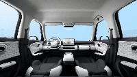 Geser ke bagian interior, kesannya mewah dan elegan dengan kombinasi warna hitam dan putih. Terdapat juga layar entertainment berukuran besar di tengah dashboard yang punya konsep floating (mengambang). Bagasi mobil listrik ini cukup besar, dengan klaim 945 liter. Foto: Carnewschina