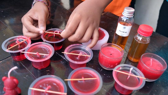 Seorang guru memberikan contoh kepada siswa mengenai cara membuat lilin dari limbah minyak jelantah di SD Negeri 11 Dauh Puri, Denpasar, Bali, Sabtu (18/11/2023). Kegiatan yang digelar oleh komunitas lingkungan Laksana Becik tersebut digelar untuk mendukung Proyek Penguatan Profil Pelajar Pancasila (P5) yang merupakan bagian dari program Kurikulum Merdeka. ANTARA FOTO/Nyoman Hendra Wibowo/rwa.