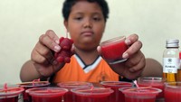 Usai mempraktikkan, siswa menunjukkan hasil membuat lilin dari limbah minyak jelantah.