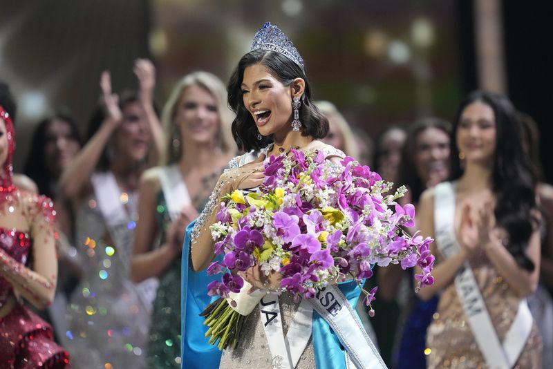 Miss Nicaragua Sheynnis Palacios usai dinobatkan sebagai Miss Universe 2023 di San Salvador, El Salvador, Sabtu, 18 November 2023.