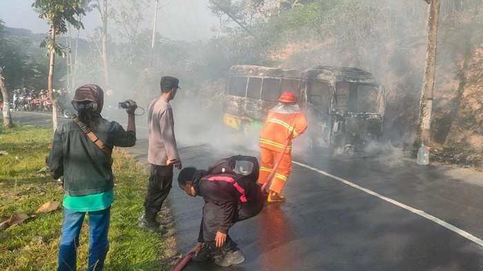 elf terbakar di magetan