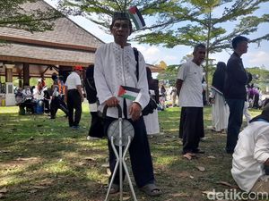 Semangat Endang Bela Palestina Walau Kaki Perlu Ditopang