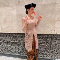 Penampilan Enzy saat wisuda pun tak kalah mencuri atensi. Mengenakan kebaya berwarna nude dipadukan dengan heels berwarna senada, penampilan Enzy terlihat cantik dan anggun. Foto: Instagram/@enzystoria