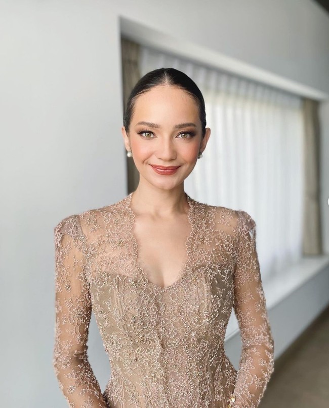 Banjir pujian netizen, penampilan Enzy semakin menawan dengan pulasan makeup natural glam. Rambutnya terlihat rapi dicepol ke belakang. Foto: Instagram/@enzystoria