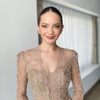 Banjir pujian netizen, penampilan Enzy semakin menawan dengan pulasan makeup natural glam. Rambutnya terlihat rapi dicepol ke belakang. Foto: Instagram/@enzystoria