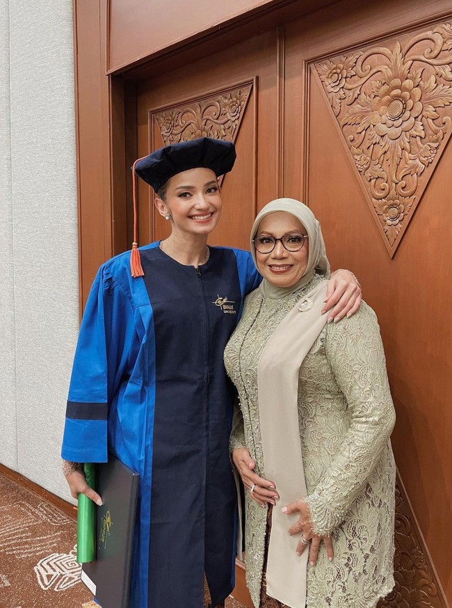 Ibunda tercinta tampak menghadiri wisuda Enzy. Terlihat sang ibu mengenakan kebaya berwarna hijau muda dilengkapi dengan hijab senada. Foto: Instagram/@enzystoria