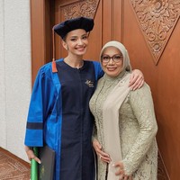 Ibunda tercinta tampak menghadiri wisuda Enzy. Terlihat sang ibu mengenakan kebaya berwarna hijau muda dilengkapi dengan hijab senada. Foto: Instagram/@enzystoria