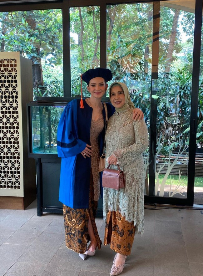 Ibu mertua Enzy juga tampak hadir. Terlihat ibu Molen Kasetra itu tampil kompak dengan ibu Enzy dengan mengenakan kebaya berwarna hijau muda. Foto: Instagram/@enzystoria