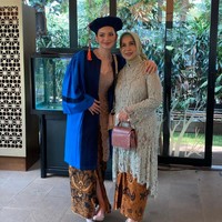 Ibu mertua Enzy juga tampak hadir. Terlihat ibu Molen Kasetra itu tampil kompak dengan ibu Enzy dengan mengenakan kebaya berwarna hijau muda. Foto: Instagram/@enzystoria