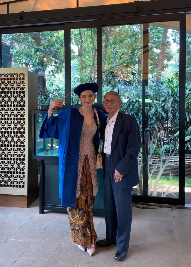 Tak hanya ibu mertua, ayah mertua Enzy juga tampak hadir. Terlihat keduanya juga berpose bersama. Foto: Instagram/@enzystoria